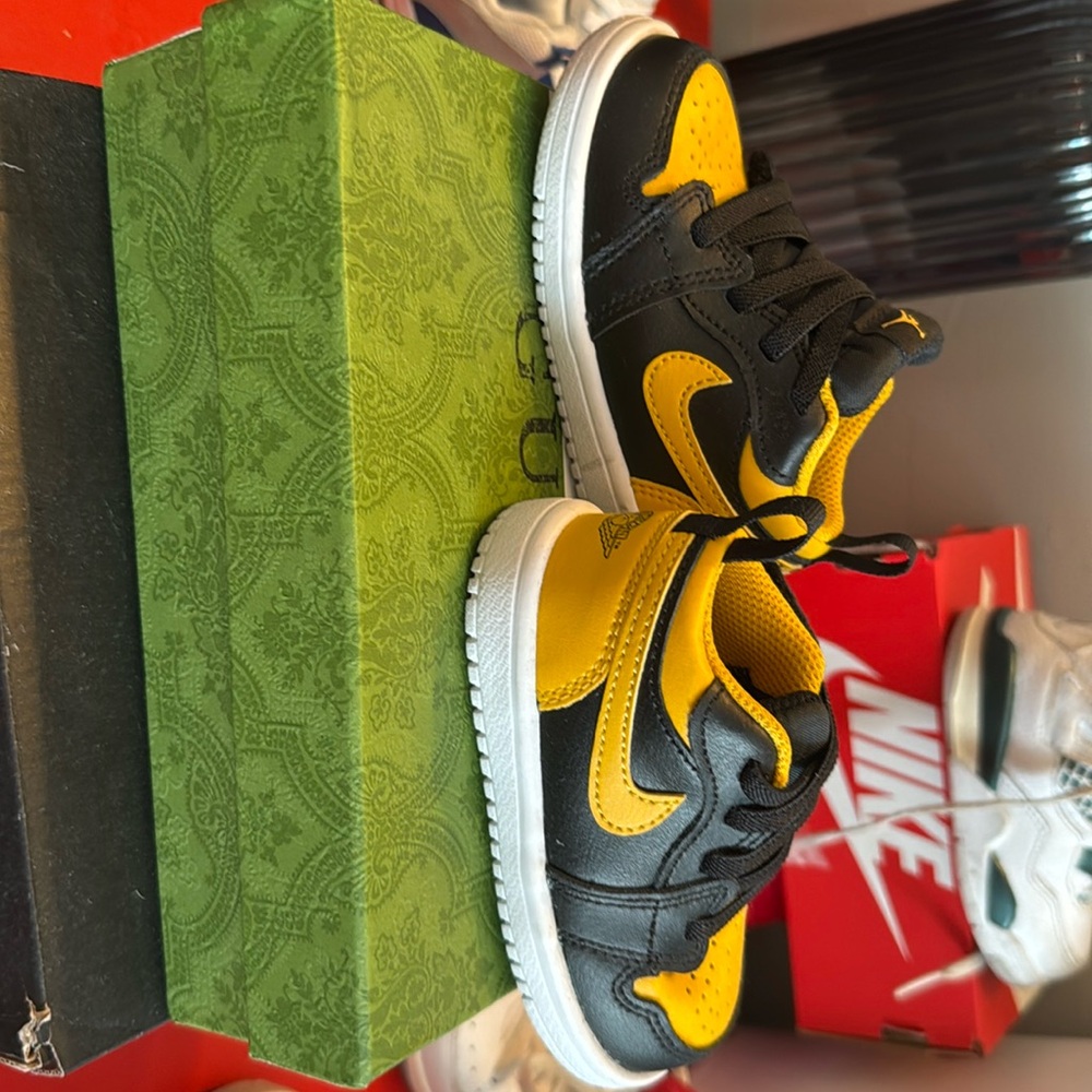 Low top yellow n black Jordan 1s 5c